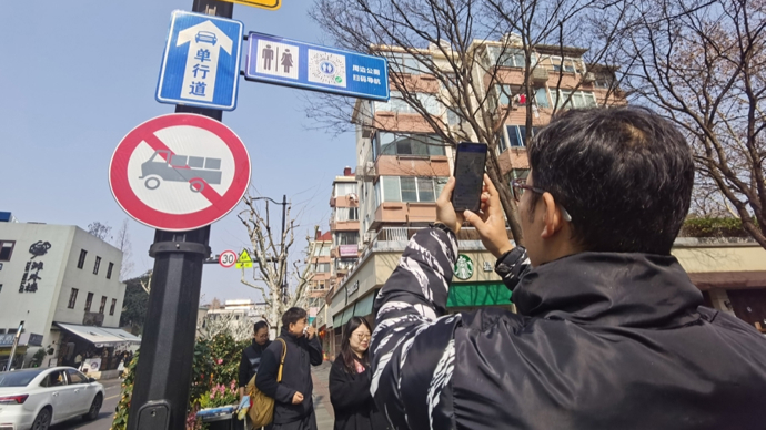 上海有一批找厕所的人，春节盯上了司机和二维码