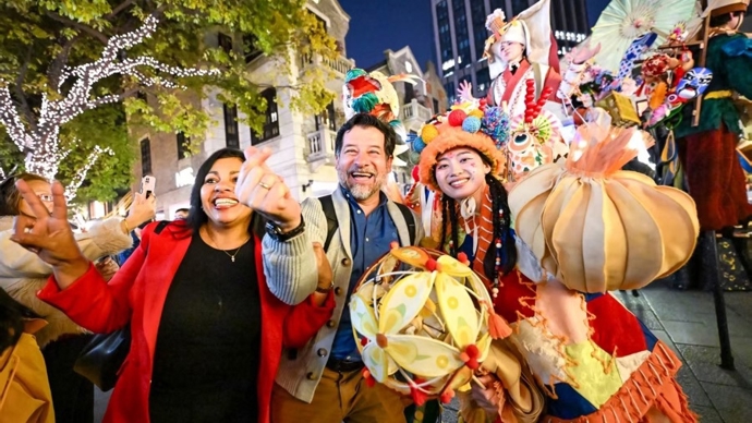 街巷有巡游，灯影伴潮声，在新春市集里共赴摩登年味之约