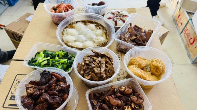 新春饭香暖“新”途，这份特别的年午饭送给了奔跑中的他们