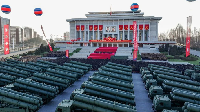 金正恩出席火箭炮赠送仪式，朝鲜600毫米大口径火箭炮亮相