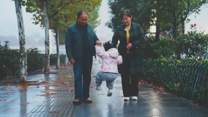 入狱的爸，服刑的妈！月嫂无偿带娃5年，称已是家人，网友：好人一生平安