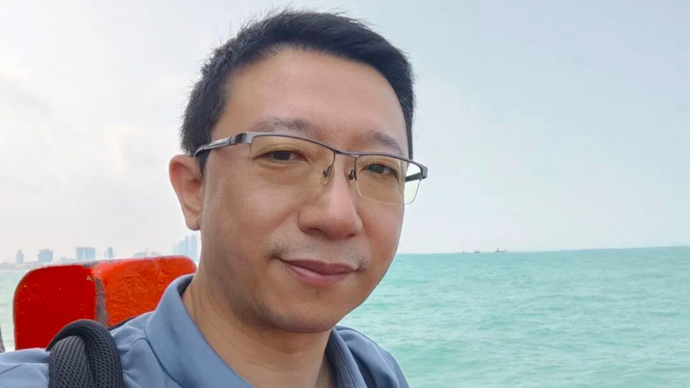 中国教授在泰国救下俄罗斯男童，救完人四处寻找家长