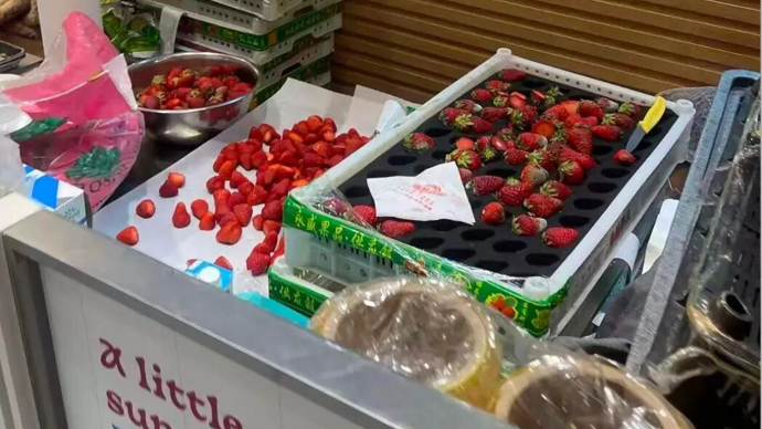 上海网红蛋糕店被拍到发霉草莓？店铺回应：涉事人员已开除，门店停业整顿