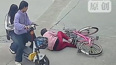 老太太骑车摔倒，初中女生路过好心扶起，被索赔22万！其母称已产生心理阴影