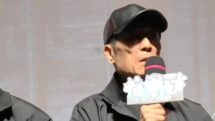 张艺谋谈“间谍在垃圾桶交接手机”：国安的同志说“可以”