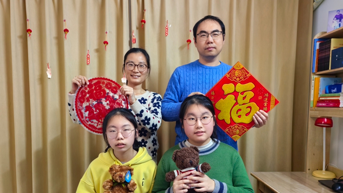 从受助者到助人者，新年里她带全家做慈善 | 热气腾腾晒小家