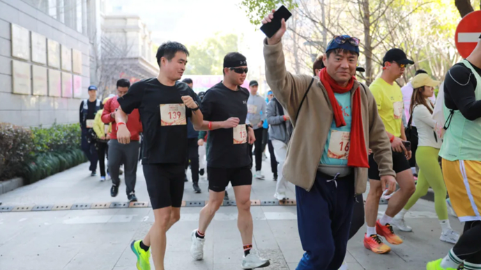 健马踏春迎财神，这场徒步活动在长宁举行，把健康和福气一起“走”回家