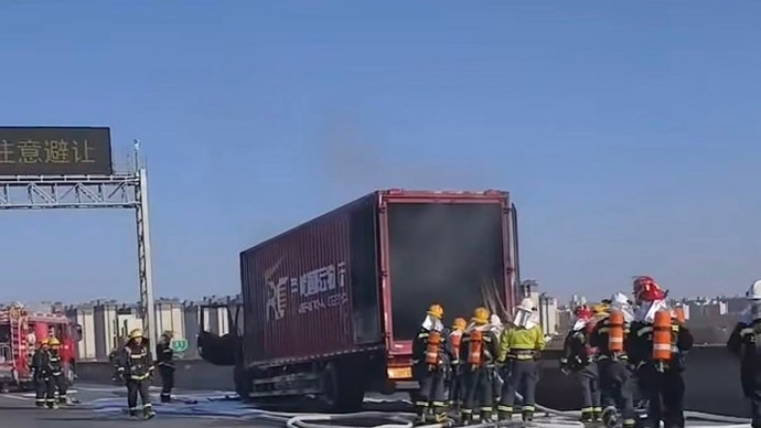 一辆货车车头起火 事发S32申嘉湖高速