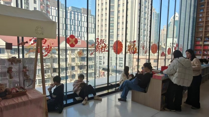 上海实体书店客流销售双飘红，看传统戏，买“压岁书”，过文化年