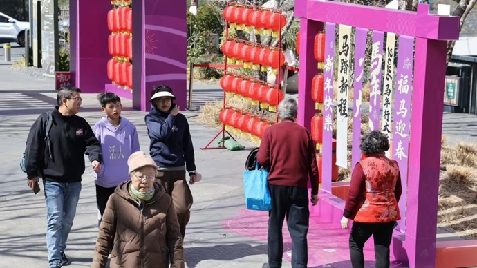 “半马苏河、快乐加马”新春市集开市，外籍友人街头热舞共贺中国新年