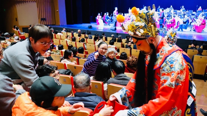 “财神爷”现场发“金币”，上海民族乐团新春系列音乐会欢乐多多