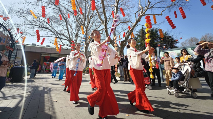 “迎财神”民俗行街年味浓