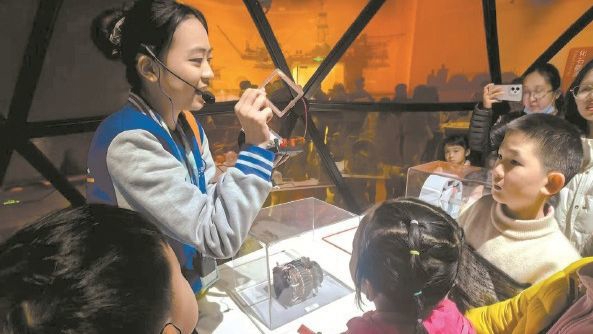 申城新春科普导览“人机大战”：一场暖与智的双向奔赴