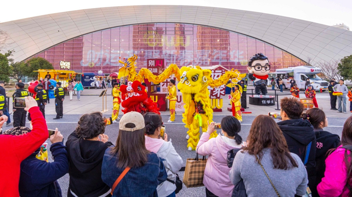 新春舞龙市集与明星演唱会联动，票根经济焕新年味