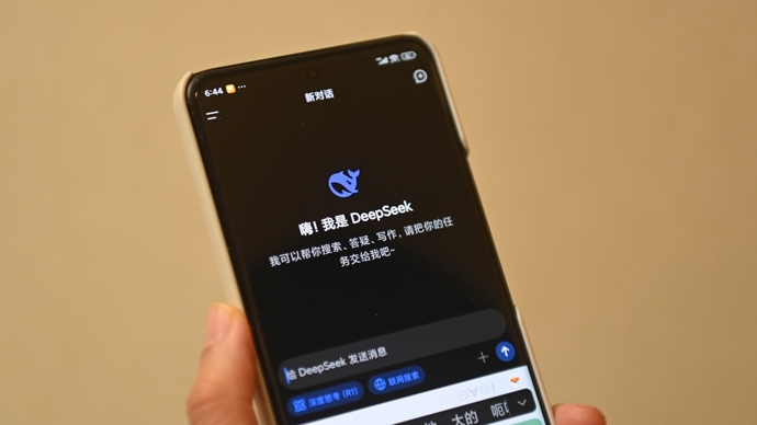 摆脱英伟达依赖，DeepSeek新模型适配华为芯片，与美国顶尖模型有差距
