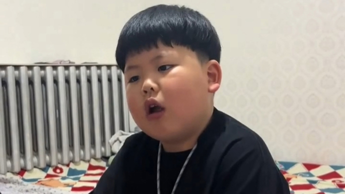 爸爸嫌弃妈妈做的菜不好吃，被儿子当场教育！网友：这孩子三观太正了...