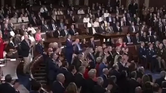 一边起立鼓掌，一边全员静坐！特朗普称民主党人应“感到羞耻”