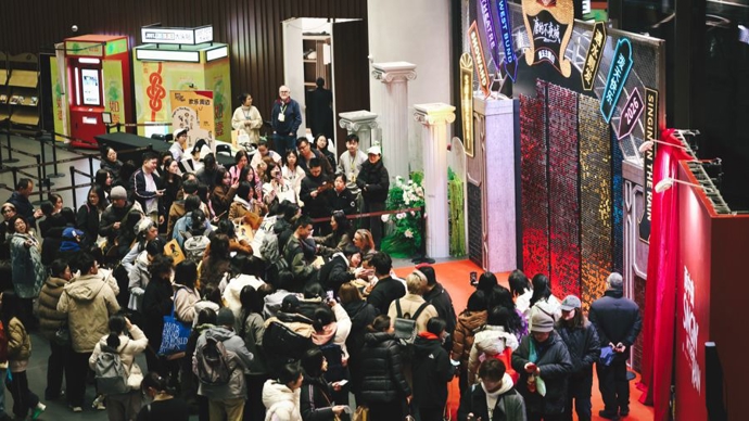 英国男演员在上海感谢观众，“很喜欢你们拍摄的谢幕视频”