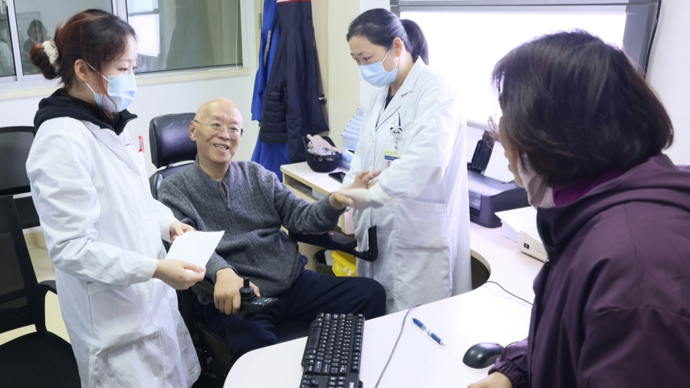 与渐冻症抗争八载！“冻”在轮椅上的他，依旧是患者的“定海神针”