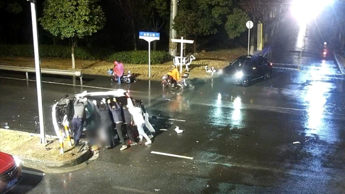 横车守护、徒手救援……雨夜两起车祸，他们为陌生人筑起生命防线