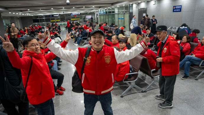 高铁车厢变身“文商旅体展览”空间，超级杯催生新年中国首趟 “球迷专列”