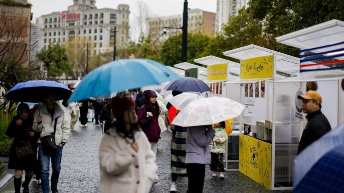 春雨挡不住！百联环球美食艺术市集启幕，苏河之滨解锁消费新活力