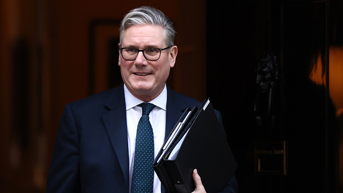 英国首相：将向驻塞浦路斯空军基地派遣军舰和直升机