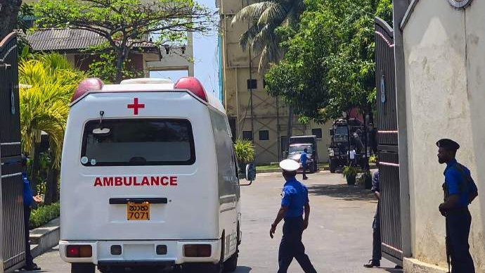 美军对一艘伊朗军舰实施打击，35人获救，打捞出多具遗体，或致100人死亡