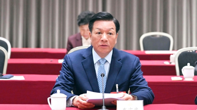 在沪全国政协委员审议常委会工作报告和提案工作情况报告，胡文容参加