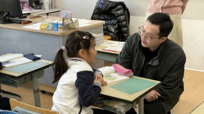 在太太的班级当回“小学生”，卢湾一中心小学老师收到节日礼物叫“爱的传递”
