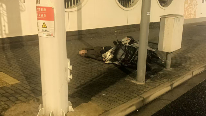男子疑酒后驾驶电动自行车受伤 热心市民协力帮忙送医