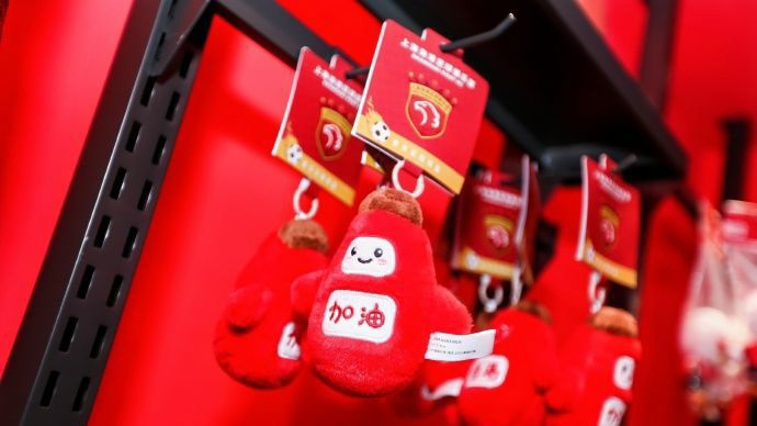 海港队踏上卫冕路：传奇老将迎退役仪式、球迷商店全新升级，当下就缺开门红？