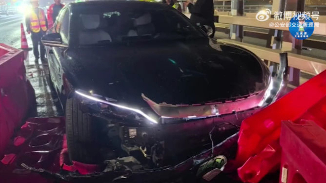 惊险！男子犯困开智驾，以100km/h速度扎进施工区，连撞30米长水马