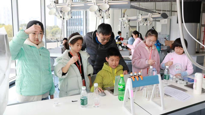 全区五年级学生启动“半日科技体验活动”，徐汇青中心迎来马年首个开学日