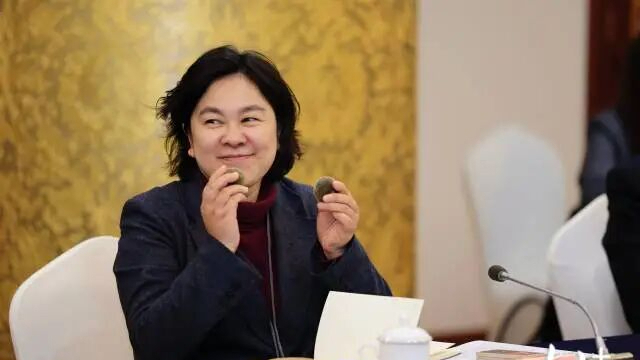 华春莹：我一口气吃了两颗化橘红