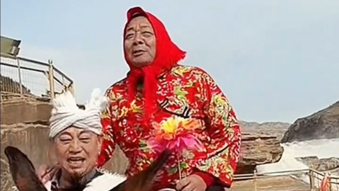 于东来戴红头巾穿花棉袄骑毛驴出游；胖东来万人投票：超八成员工拒绝降薪增假