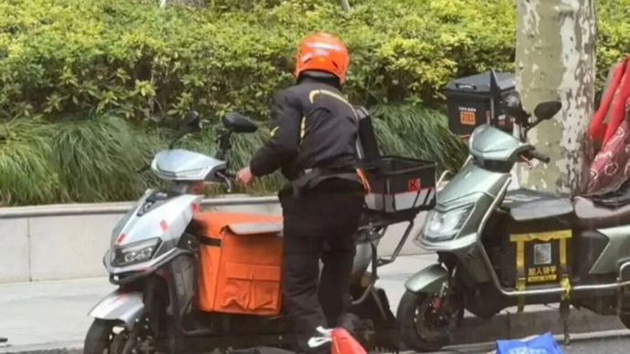 “上海处处是温暖！”电动自行车被风吹倒，外卖骑手慌了手脚，女子拍视频作证