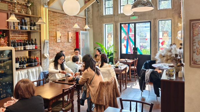 罗密欧的老乡和他的苏州新娘，把餐厅开在老仓库，因这里是上海环球美食新地标