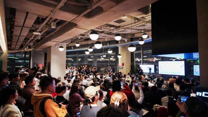 上海人太爱“小龙虾”了！300人排队到百度智能云免费安装OpenClaw