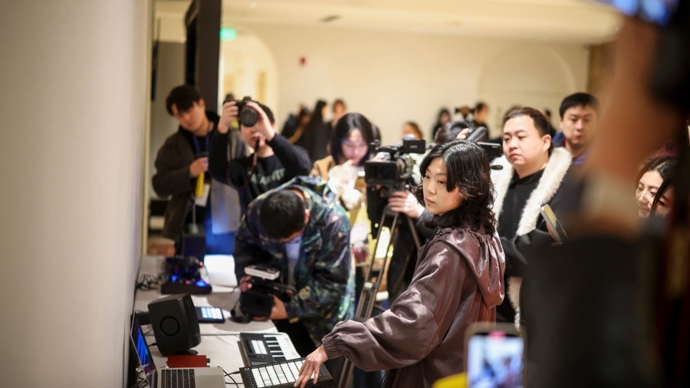 智能吉他不用弦，“黑管”能吹二胡音，上海音乐厅这个智能乐器体验展太会玩！
