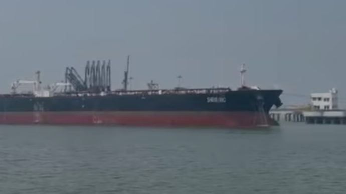 中东紧张局势下，第一艘油轮穿越霍尔木兹海峡抵达印度孟买港
