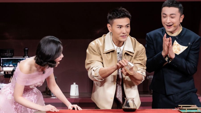 解放日报专访邓男子：三上央视春晚表演魔术后，明天迎接901场上海驻演