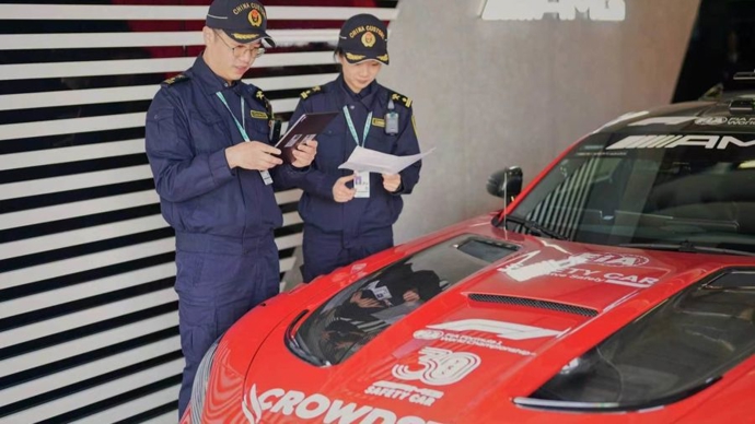 极限5天！F1赛车“跳”下飞机直冲赛道，上海海关这波操作太硬核