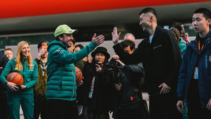 王牌对王牌！上海球迷挂念的刘炜和F1世界冠军阿隆索打篮球，谁会赢？