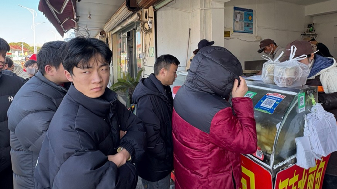 被千万流量围住的，不止是一家水煎包店
