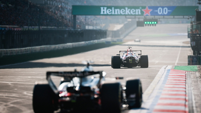 F1中国站揭幕：梅赛德斯展现统治力，迈凯伦和法拉利只能争第二？