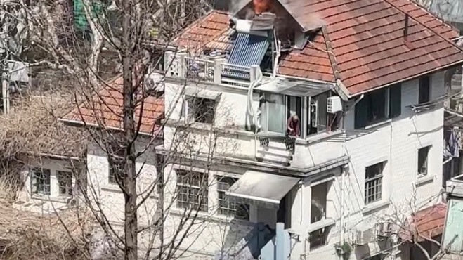 今天上午新华路一处别墅突发火情 消防队员到场救援疏散两名高龄老人