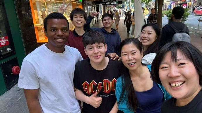 在退休的年龄，她们选择去留学