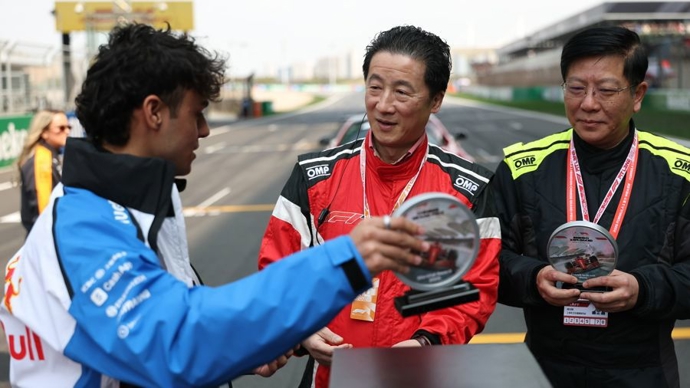 F1中国大奖赛22年历史首次，直升机极限11分钟送治，受伤车手今日报平安