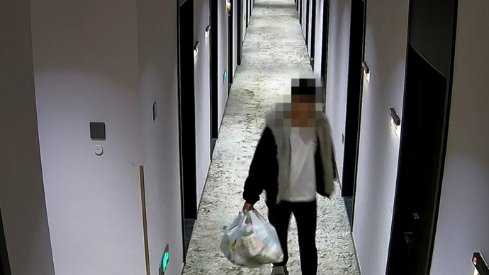 男子求复合不成竟抱走前女友家中保险箱，8万元现金沉入河底被民警打捞出水